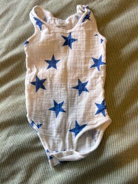 ⭐🤍 Aden + Anais Baby Sleeveless Bodysuit – White with Blue Stars – 6–9M 🤍⭐